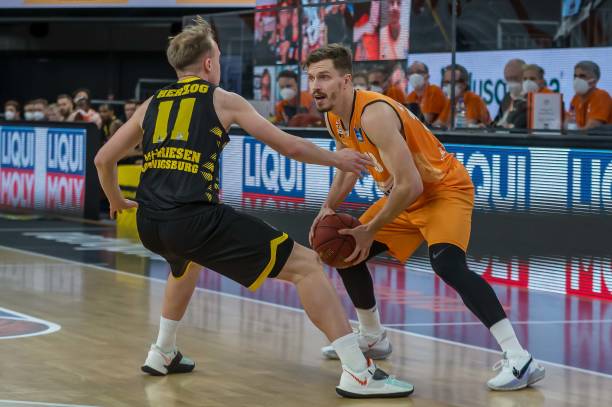 这位年纪轻 这位年纪轻